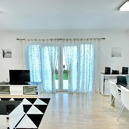 Family Mosaico With Private Heated Pool, Bbq & Wifi By Holidays *