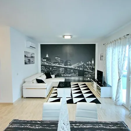 Family Mosaico With Private Heated Pool, Bbq & Wifi By Holidays Villa